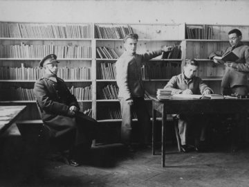 Więźniowie w bibliotece. Fotografia ze zbiorów NAC