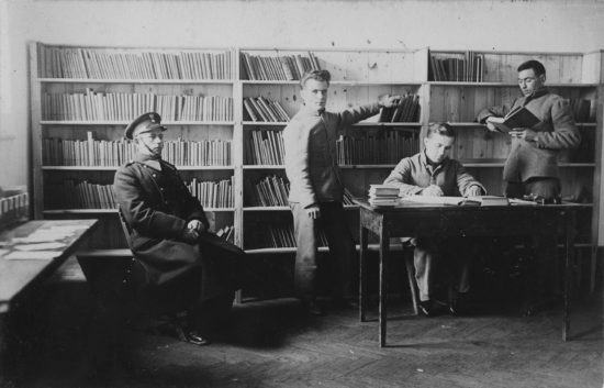 Więźniowie w bibliotece. Fotografia ze zbiorów NAC